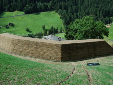 Schutzwall aus Erden